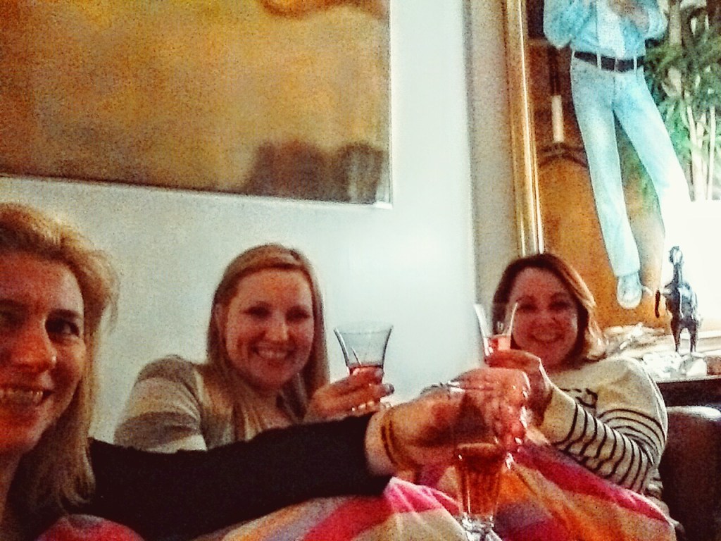 Friends, pink champagne and a warm blanket!